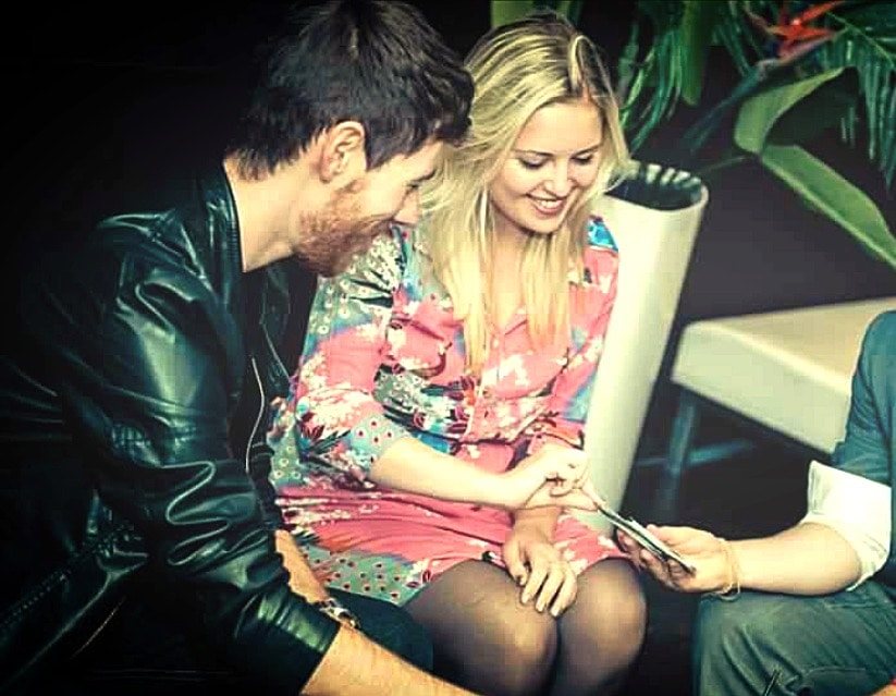 Professional close-up magician, Greg Holroyd, performing magic at a wedding